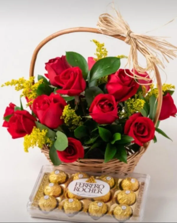 Cesta Especial com 12 Rosas Vermelhas e Ferrero Rocher - Floricultura Nuporanga